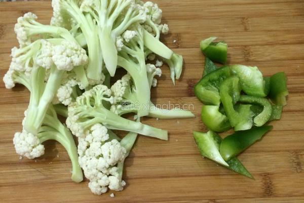 青椒炒菜花的做法图解2