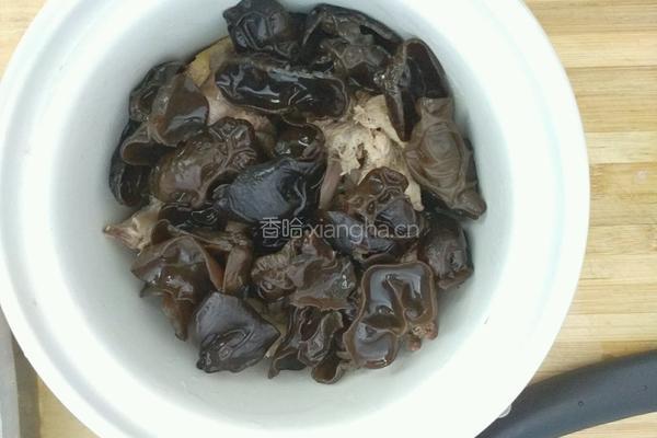 木耳炖鸡的做法图解6