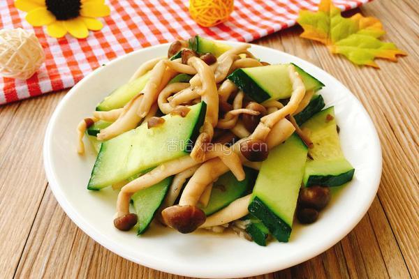 黄瓜炒海鲜菇的做法图解1
