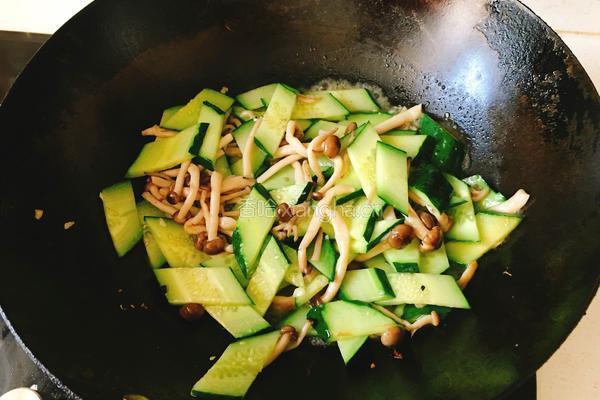 黄瓜炒海鲜菇的做法图解6