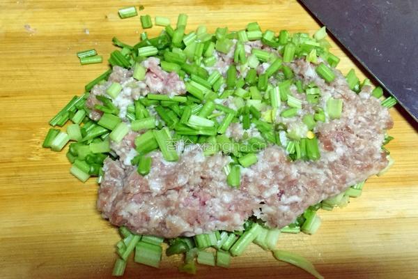 芹菜猪肉馅饺子的做法图解3