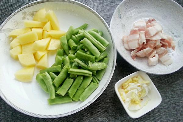 土豆豆角炖粉条的做法图解2