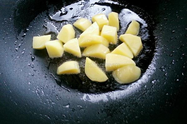 土豆豆角炖粉条的做法图解3
