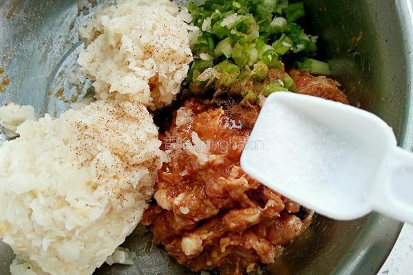 莲菜肉馅饺子的做法图解9