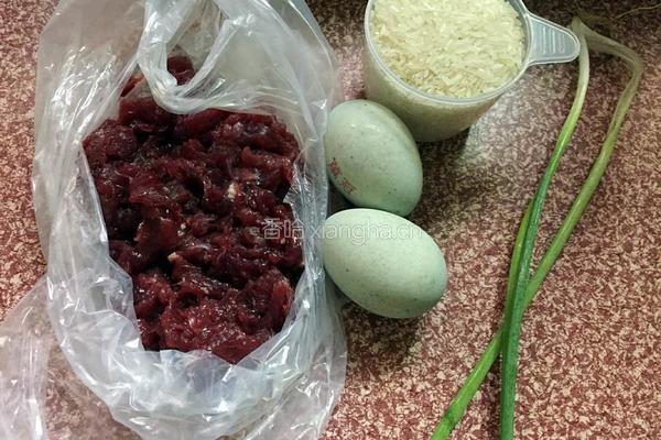 皮蛋牛肉粥的做法图解1