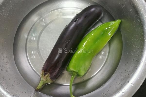 青椒焖茄子的做法图解1
