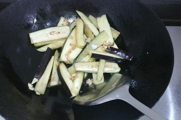 青椒焖茄子的做法图解5