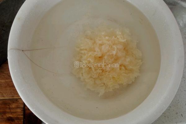 银耳西芹枸杞子的做法图解2