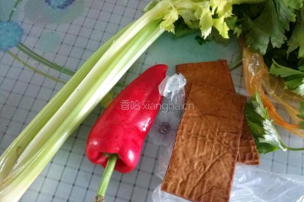 西芹香干小炒的做法图解1