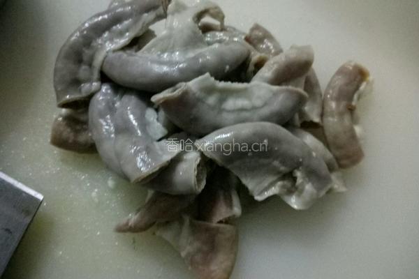 青橄榄炖猪粉肠的做法图解3
