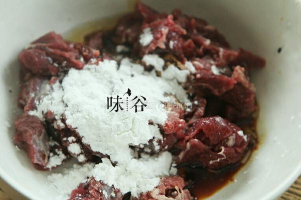 榨菜蒸牛肉的做法图解3