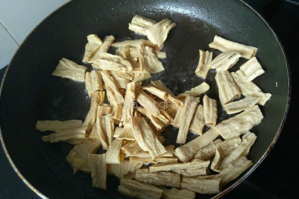 西红柿炒豆腐皮的做法图解4