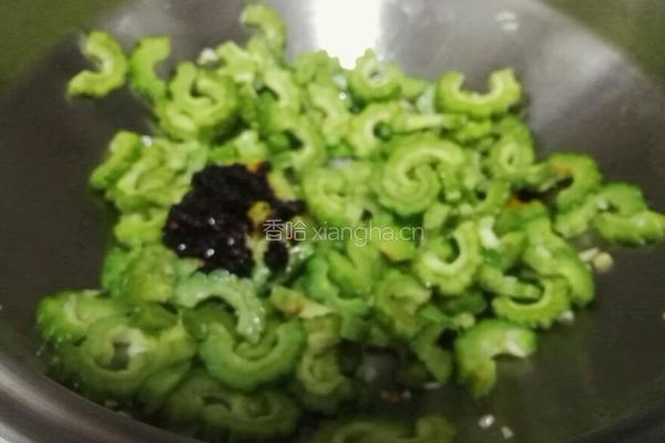 豆豉炒苦瓜的做法图解5