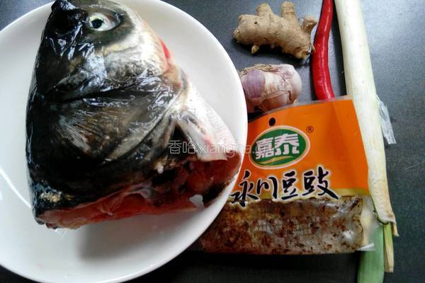 豉汁蒸鱼头的做法图解1