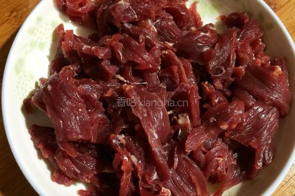 姜丝牛肉的做法图解2