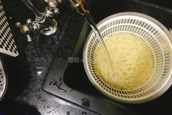 拉面炒年糕的做法图解3