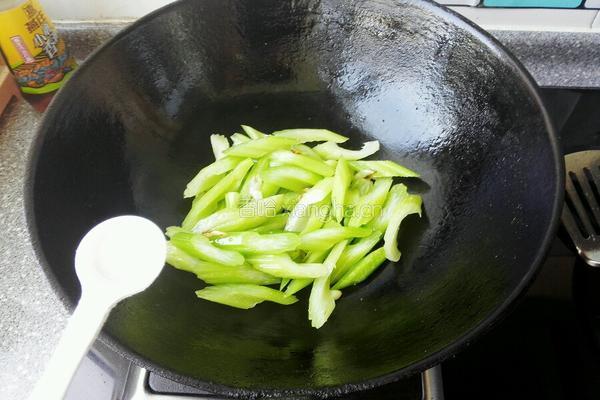 素炒芹菜的做法图解5