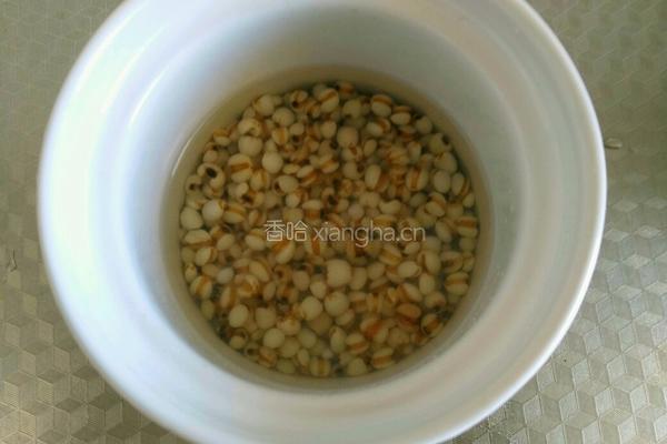 薏米红豆莲子粥的做法图解1