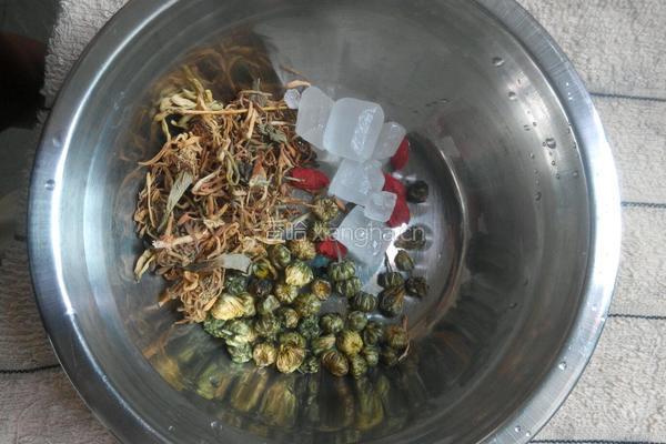 金银花菊花茶的做法图解1