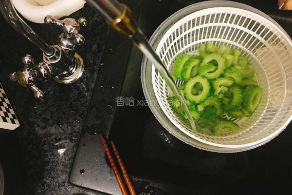 苦瓜炒虾仁的做法图解9