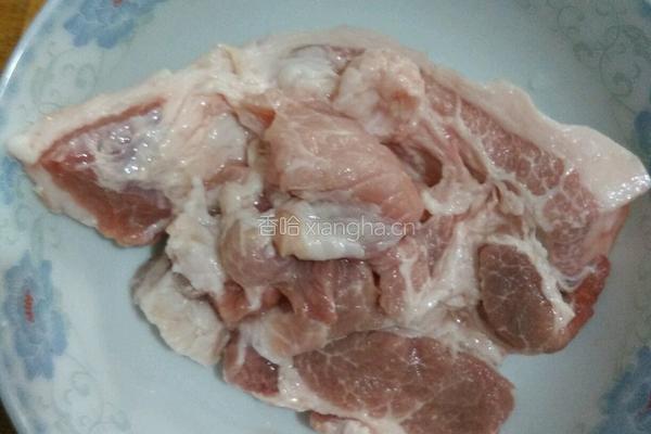 猪肉丸子的做法图解1