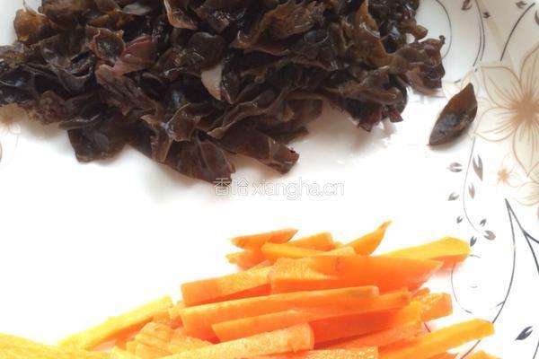 木耳炒芹菜的做法图解3