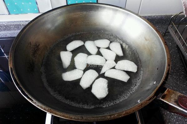 牛肉丸子萝卜汤的做法图解2