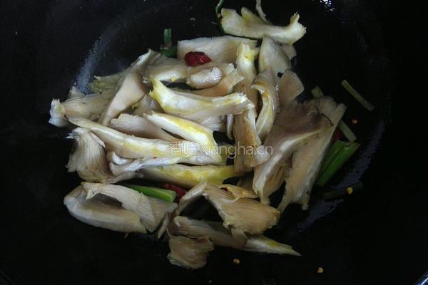 白菜炒鲜蘑的做法图解5