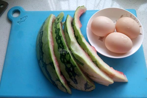 西瓜皮炒蛋的做法图解1
