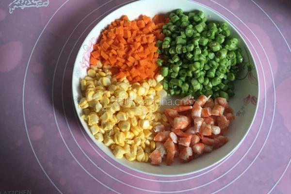 五彩黄金炒饭的做法图解3