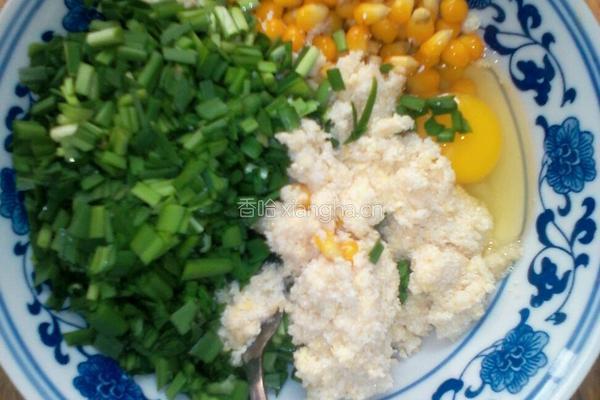 豆渣韭菜玉米饼的做法图解3