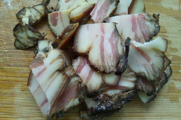 秋葵炒腊肉的做法图解2