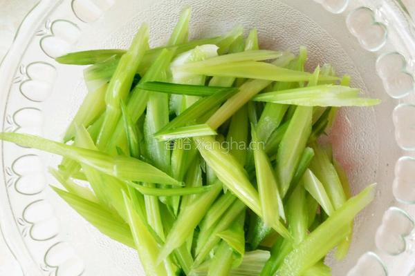 芹菜木耳的做法图解1