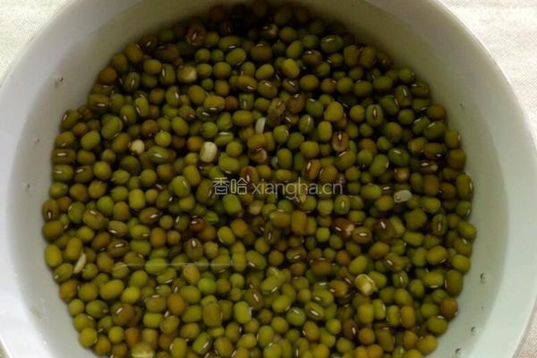 南瓜绿豆粥的做法图解1