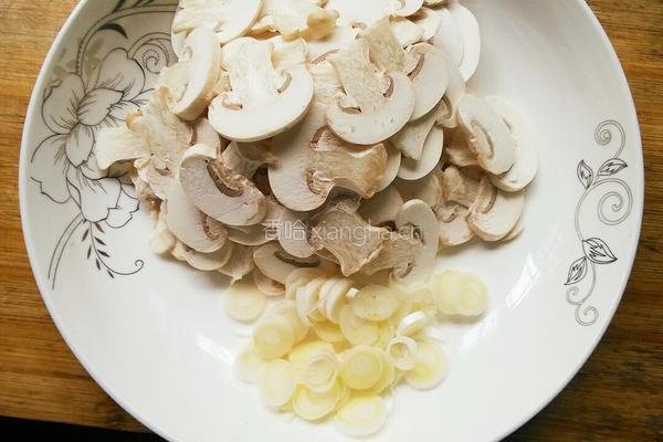 鸡茸蘑菇汤的做法图解1