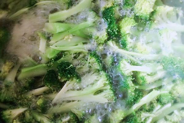 西兰花炒番茄的做法图解3