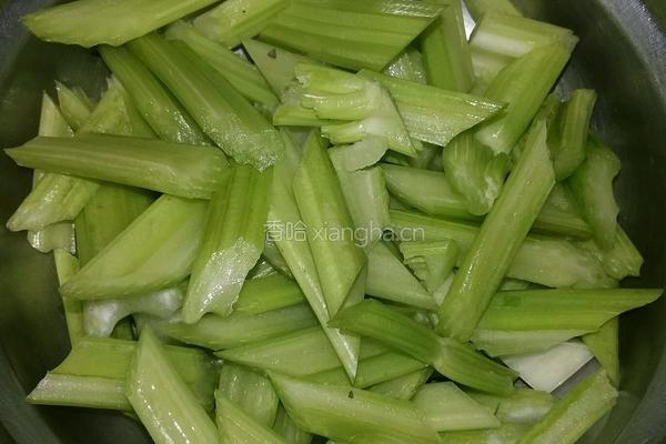 芹菜木耳炒香肠的做法图解2