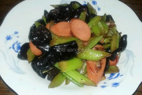 芹菜木耳炒香肠的做法图解6