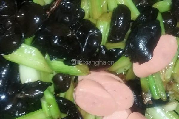 芹菜木耳炒香肠的做法图解5