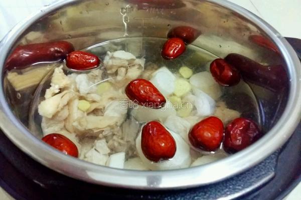 山药红枣鸡汤的做法图解5
