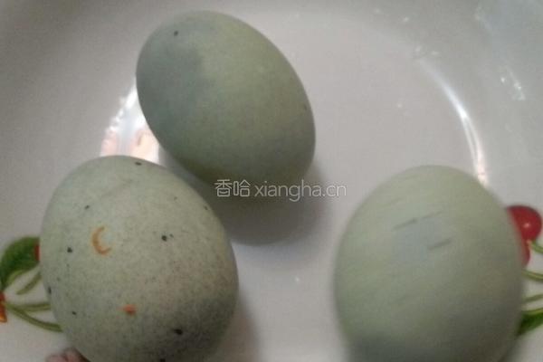 青椒变蛋的做法图解1