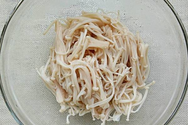凉拌海带金针菇的做法图解2