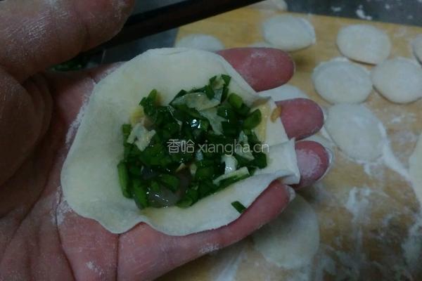 韭菜鸡蛋虾仁饺子的做法图解10