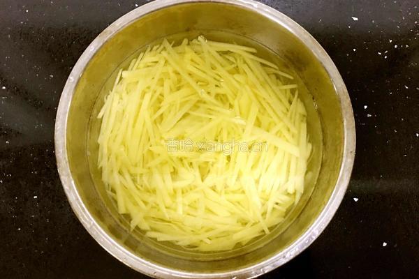凉拌酸甜土豆丝的做法图解3