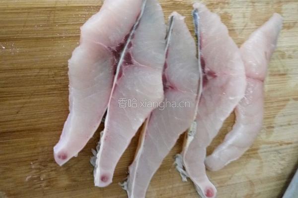 黑木耳草鱼肉片汤的做法图解2