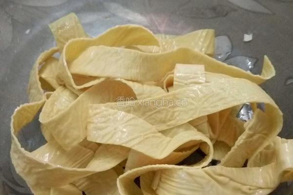 凉拌油豆腐皮的做法图解1