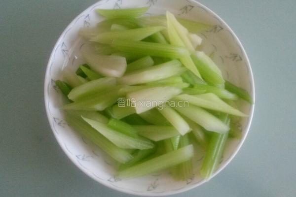 芹菜虾仁的做法图解3