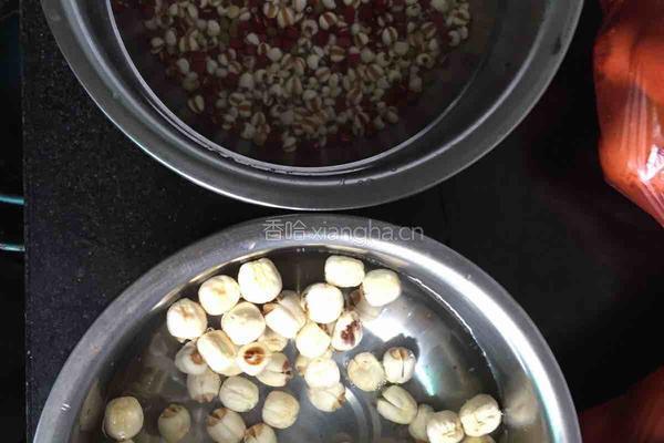 红豆薏米莲子粥的做法图解1