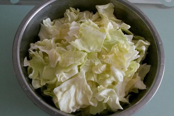 素炒洋白菜的做法图解1