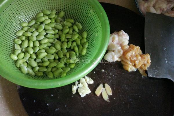 毛豆炒鸡的做法图解1